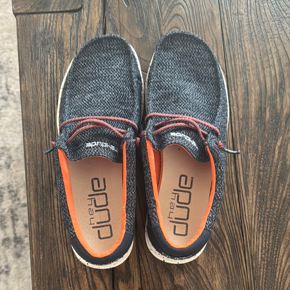 Hey Dude. Fits a women’s size 8